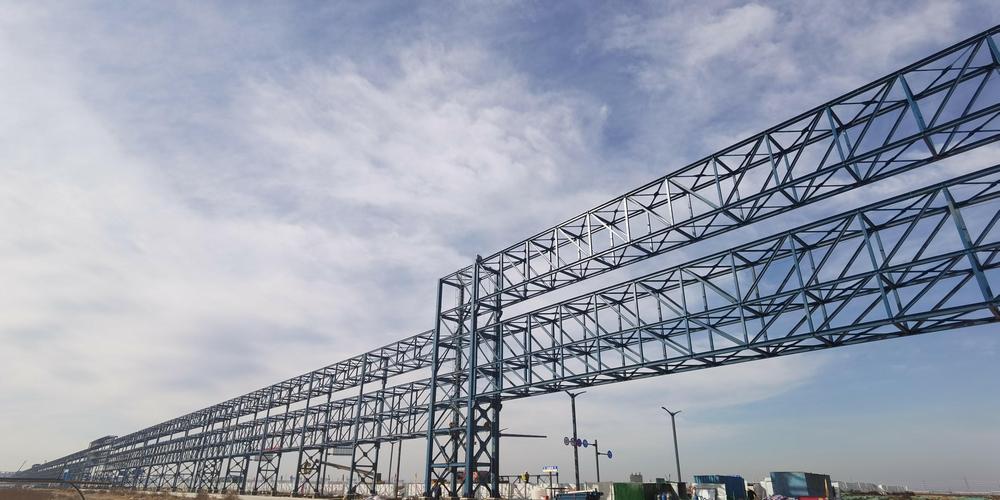 50米大跨顺利完成吊装任务,标志着连云港总包部六期公共管廊项目c段